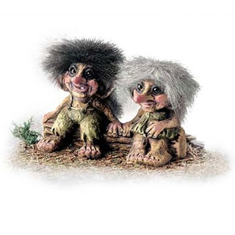 Statua Troll boy and girl seduti su tronco Portafortuna Nyform 840175