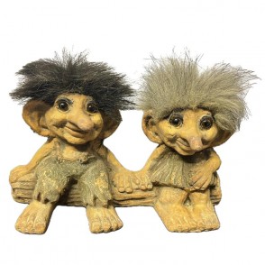 Statua Troll boy and girl seduti su tronco Portafortuna Nyform 840175O